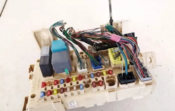 Toyota Avensis T250 Fuse box set 82641ca030f 82641-ca030-f