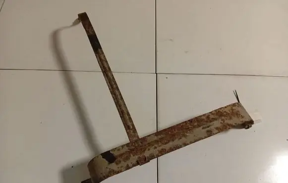 Chrysler Voyager Fuel tank mounting bracket