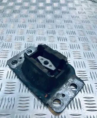 Ford Mondeo Mk III Engine mount bracket