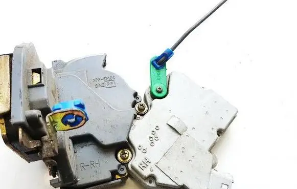 Nissan X-Trail T30 Rear door lock 