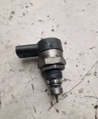 Audi Q7 4L Fuel pressure regulator 057130764AE 0281006254 39188019