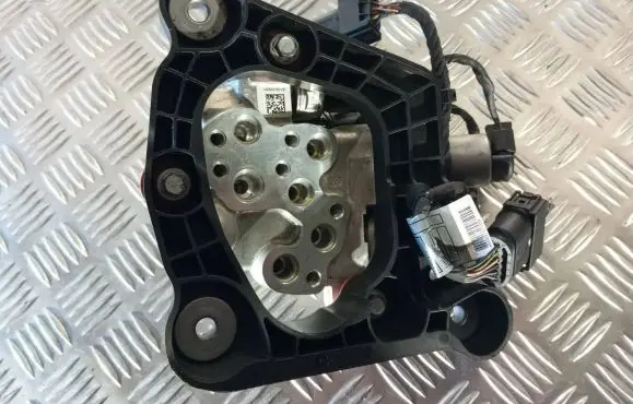 BMW 7 F01 F02 F03 F04 Air suspension compressor 6775258