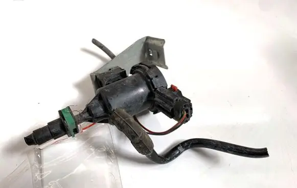Mercedes-Benz A W176 Fuel pressure regulator A0014760532