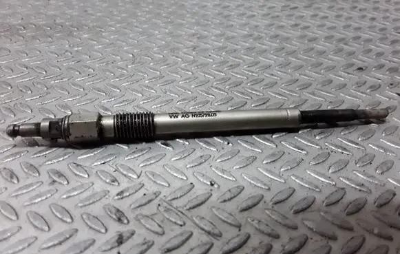 Volkswagen Golf V Glow plug N10579803