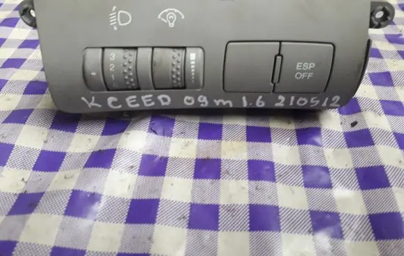 KIA Ceed Headlight level height control switch 933001H000ED
