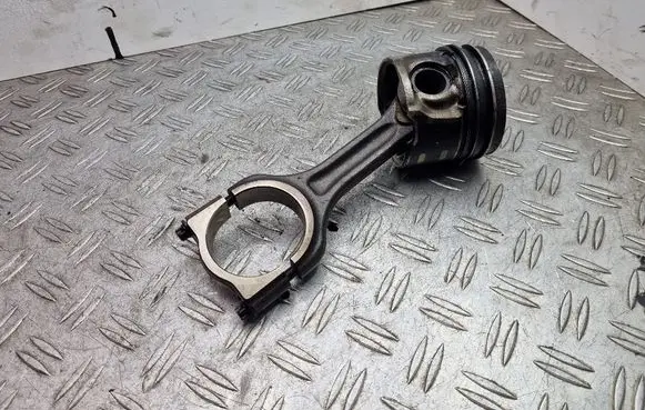 Citroen C4 Cactus Piston with connecting rod 619