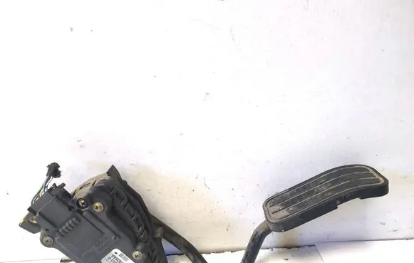 Accelerator throttle pedal
