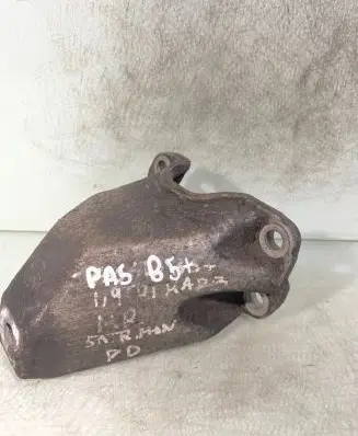 Volkswagen PASSAT B5.5 Engine mounting bracket 8d0399113ab