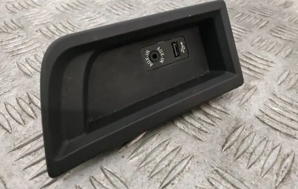BMW 3 F30 F35 F31 AUX in-socket connector 9207358 51169207358