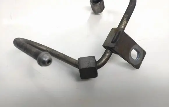 Fuel injector supply line/pipe