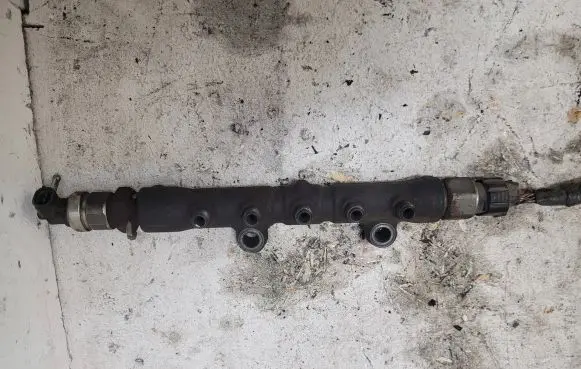 Toyota Avensis T250 Fuel distributor 
