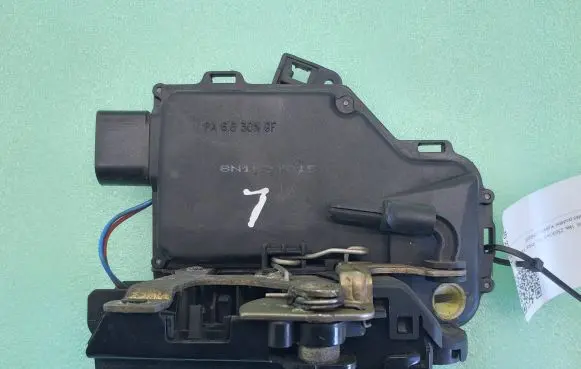 Porsche 911 996 Front door lock 8N1837015
