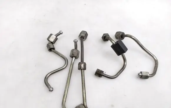 Fuel injector supply line/pipe