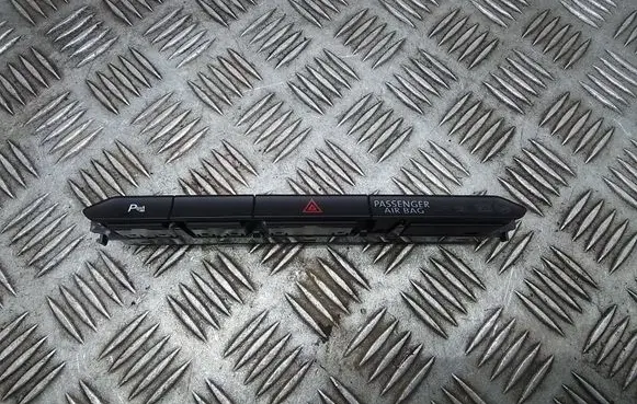 Volkswagen PASSAT B8 Hazard light switch 3G0927132A