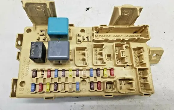 Toyota Avensis T250 Fuse module 8264105070 nr1480