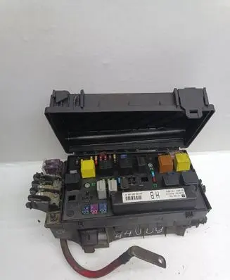 Opel Zafira B Fuse module 13206754