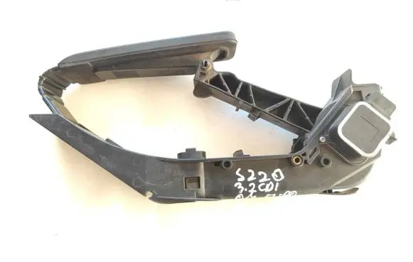 Mercedes-Benz S W220 Accelerator throttle pedal A2203000004