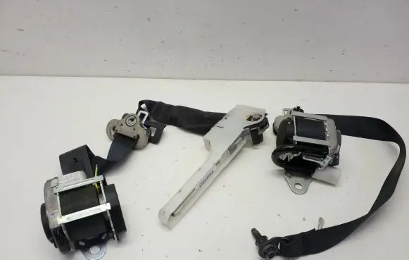 Nissan Juke I F15 Front seatbelt 6167590 617968000A