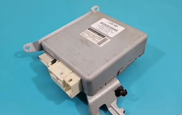 Toyota Avensis T270 Central body control module 89650-05220 IMPRK1426400