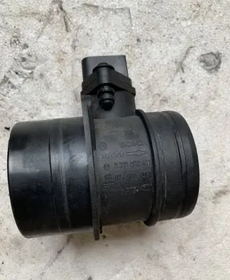 Volkswagen Touran I Mass air flow meter 074906461B
