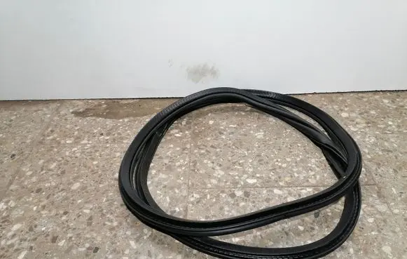 Rear door rubber seal (on body)