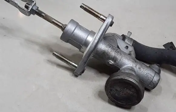 Nissan Primera Clutch master cylinder 30850BV002