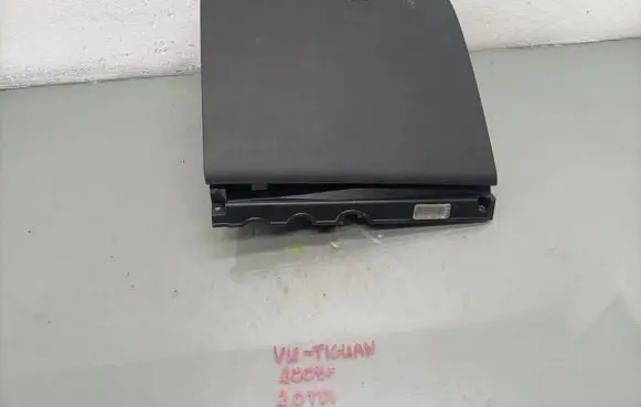 Volkswagen Tiguan Glove box