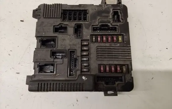 Renault Megane II Fuse module 8200262385A