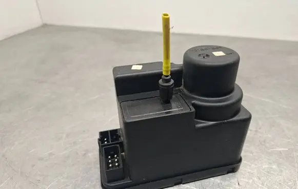 Mercedes-Benz C W202 Central locking vacuum pump 2028001448
