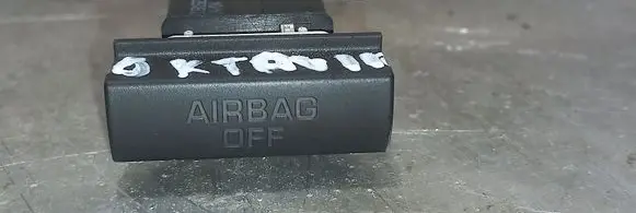 Skoda Octavia Mk2 (1Z) Passenger airbag on/off switch 