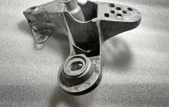 Audi A4 S4 B5 8D Engine mounting bracket 8D0199351H