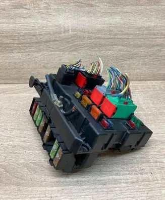 Peugeot 406 Fuse module 9650664080