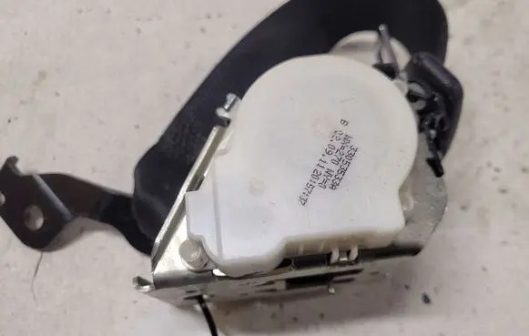 Mercedes-Benz E W212 Middle seatbelt (rear) 33053533A
