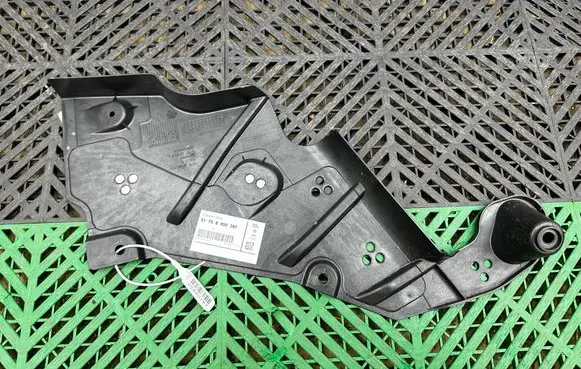BMW X1 U11 Engine splash shield/under tray 8498391