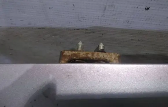 KIA Sorento Tailgate/trunk/boot hinge 