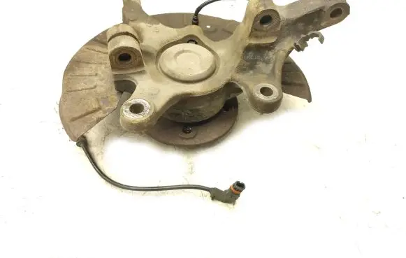Mercedes-Benz Vito Viano W639 Front wheel hub spindle knuckle A6393320325