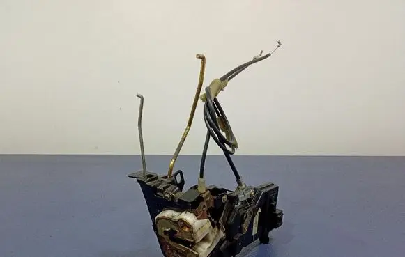 Mazda 323 F Front door lock 