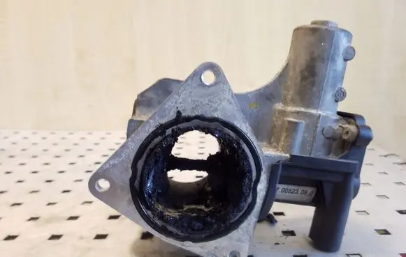Volkswagen Touareg I EGR valve 700823060 076131501B
