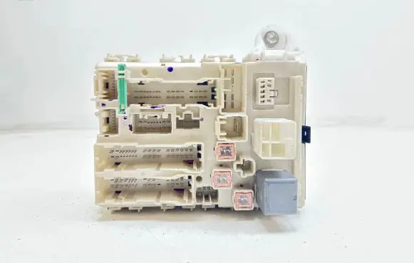 Toyota RAV 4 (XA30) Fuse module 8273042020 9498