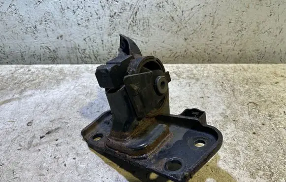 Toyota Avensis T270 Engine mount bracket