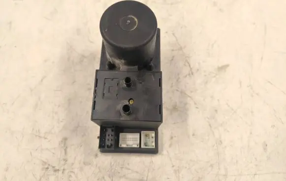 Audi A4 S4 B5 8D Central locking vacuum pump 8L0862257L