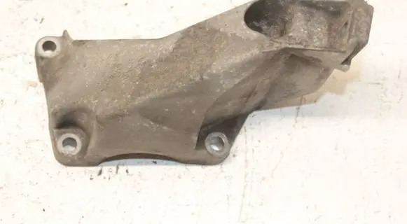 Engine mounting bracket