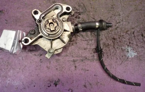 Volkswagen Golf IV Vacuum pump 038145101B