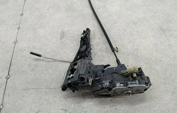 Opel Insignia A Front door lock 13577984