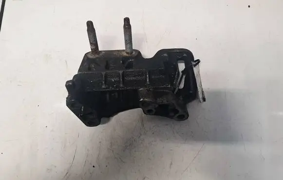 Ford Focus Engine mounting bracket 