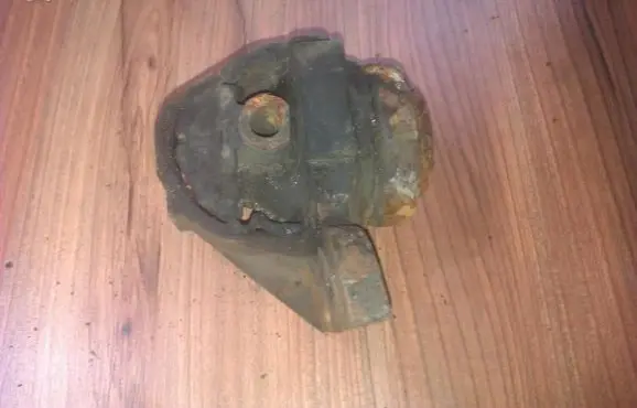 Mazda 626 Engine mount bracket