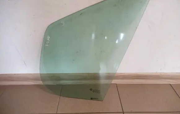 Opel Vivaro Front door vent window glass four-door 