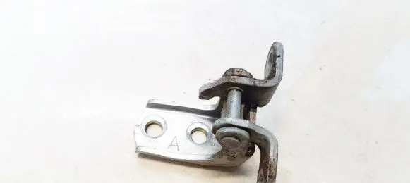 Honda CR-V Rear door lower hinge