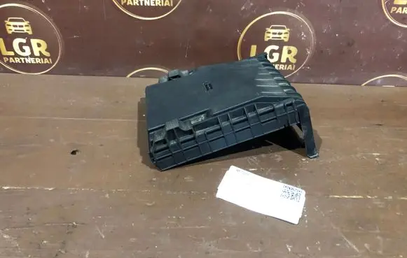Skoda Octavia Mk2 (1Z) Fuse box cover 1K0937132F