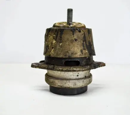 Volkswagen Touareg I Engine mount bracket 7L6199131A